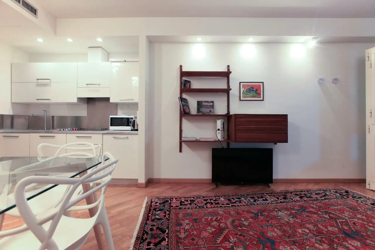 Apartment Hozyhome - Lovely Flat In Via Madonnina 23 Milan